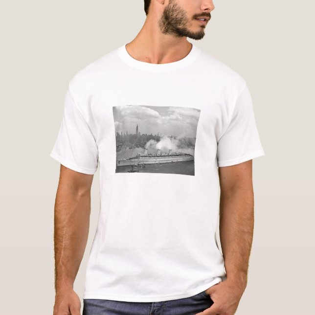 RMS Queen Mary Arriving In New York Harbor T-Shirt (Front)