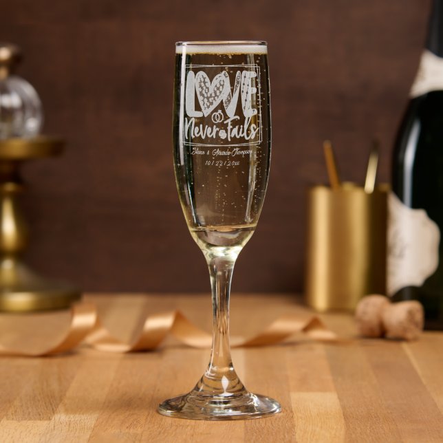 Romantic love never fails add names date champagne flute (Party)