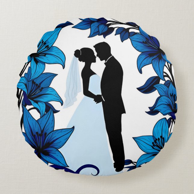 Romantic Silhouette of a Couple Round Pillow (Front)