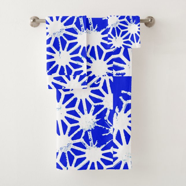 Royal blue geometric pattern bath towel set (Insitu)