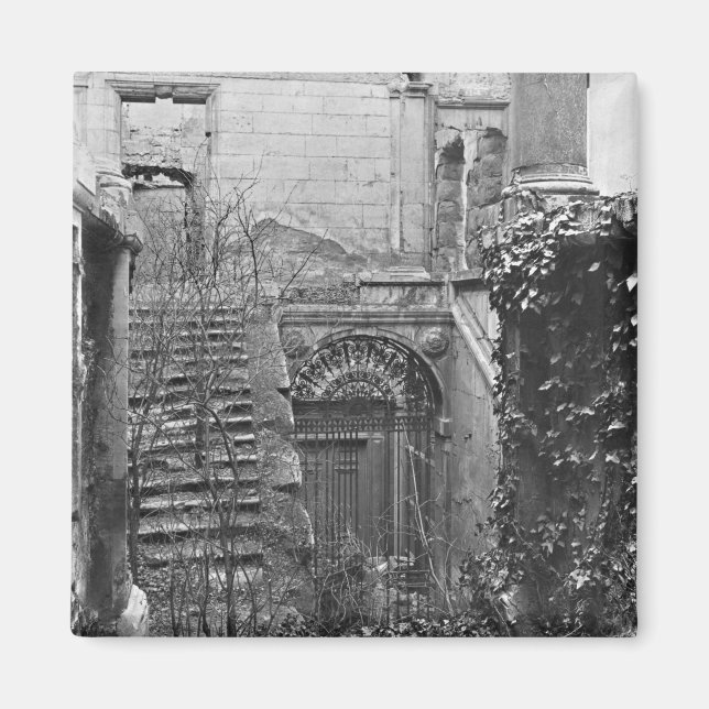 Ruins of the Cour des Comptes Magnet (Front)