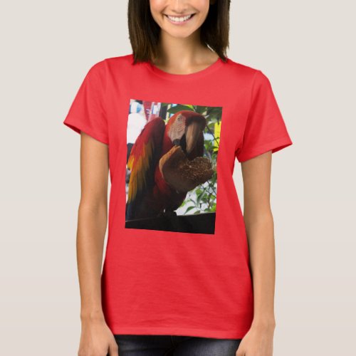 Scarlet Macaw Parrot Eating Toast T_Shirt