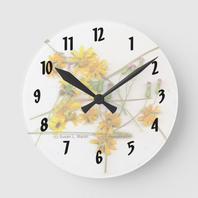 Scattered wildflowers in yellow and white round clock (Front)