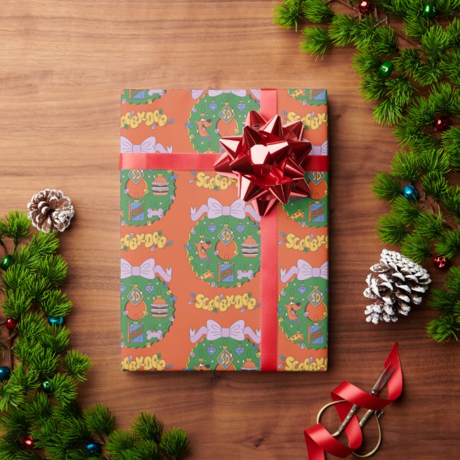 Scooby-Doo Holiday Snack Wreath Graphic Wrapping Paper (Holiday Gift)