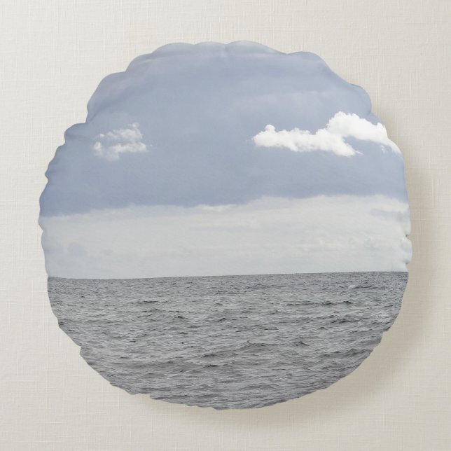 Sea and pretty clouds round pillow (Front)