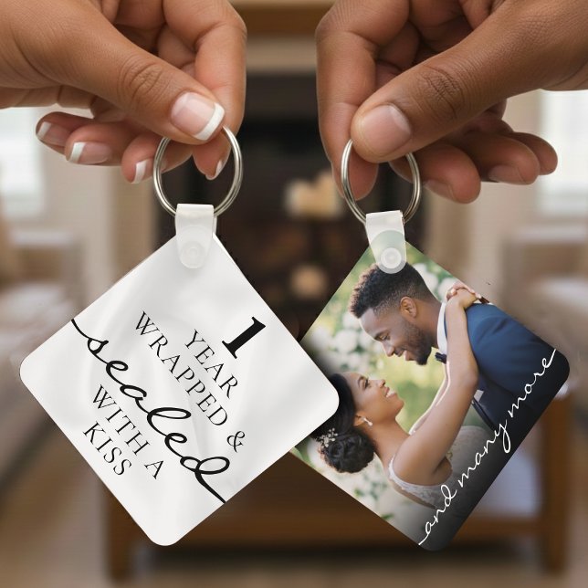 Sealed with a Kiss White 1st Birthday Anniversary Keychain (Sealed with a Kiss White 1st Birthday Anniversary Keychain
)