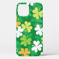 Seamless pattern of scattered clovers and shamrock