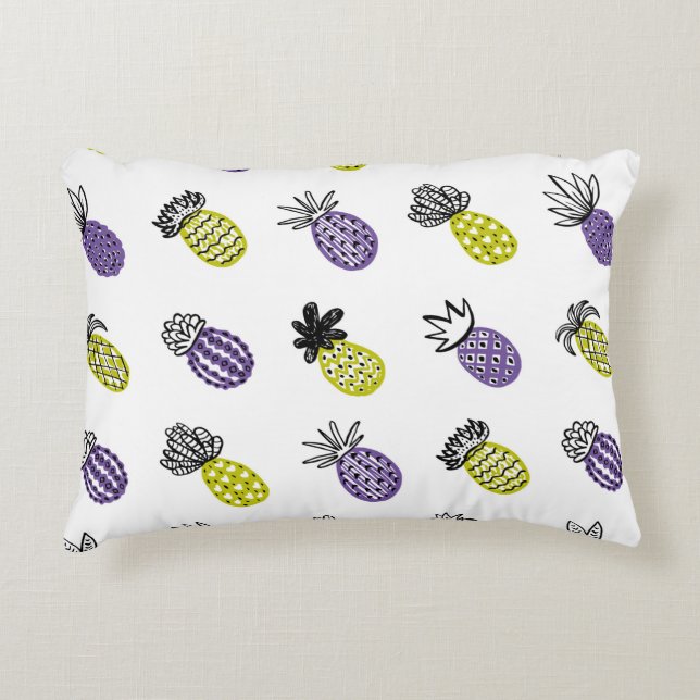 Seamless pineapple pattern accent pillow (Front)