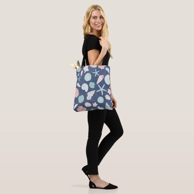 seashells pattern tote bag (On Model)