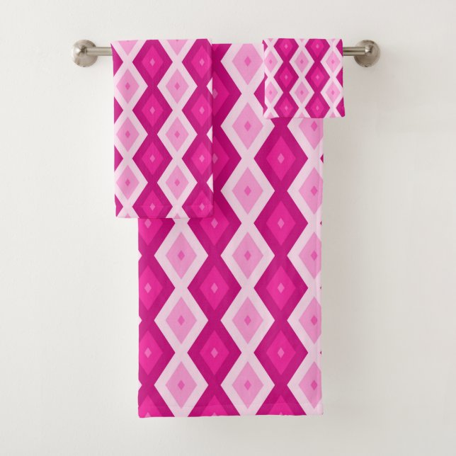 Shades of fuchsia diamond pattern bath towel set (Insitu)