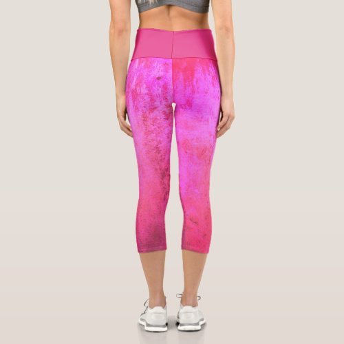 Shades of pink grunge texture capri leggings