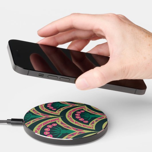 shell shaped green pattern wireless charger (Hand)