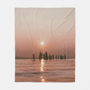 SILHOUETTE PHOTO OF PERSON HOLDING BOAT PADDLE SUR FLEECE BLANKET
