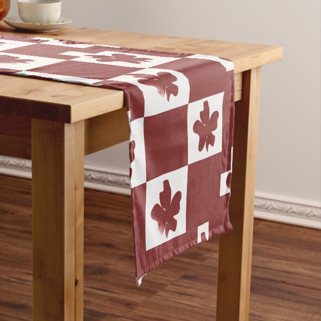 Silhueta de flores em padrão. short table runner (In Situ)