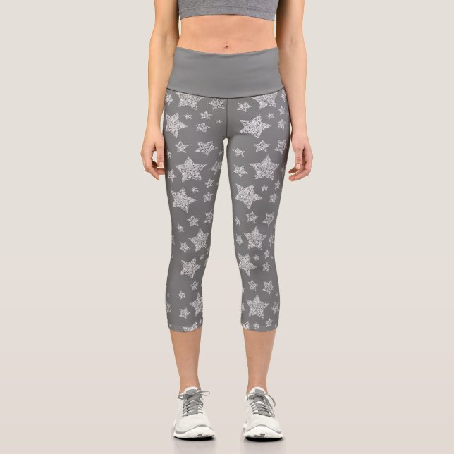 Silver glitter sparkles Stars pattern light gray Capri Leggings (Front)