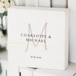 Simple, elegant, monogram, wedding wooden box sign<br><div class="desc">Simple,  elegant,  monogram,  wedding box für Ihre Gastgeschenke. Ideal für Ihre Hochzeit und einfach zu bearbeiten. Füllen Sie Ihre Daten ein,  Sie können den Schriftart,  Position usw. durch "für Personalisierung" die werden.</div>