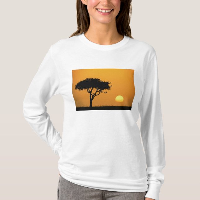 Single Acacia tree silhouetted at sunrise, Masai T-Shirt (Front)