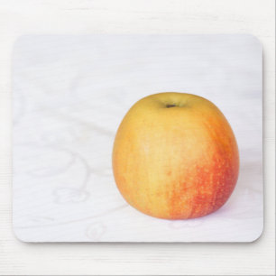 Single ripe apple mouse pad