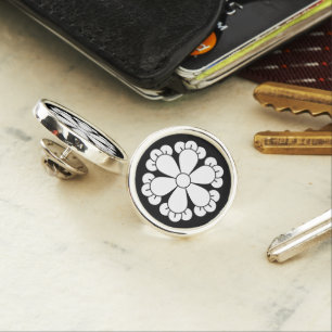 Six cloves pin