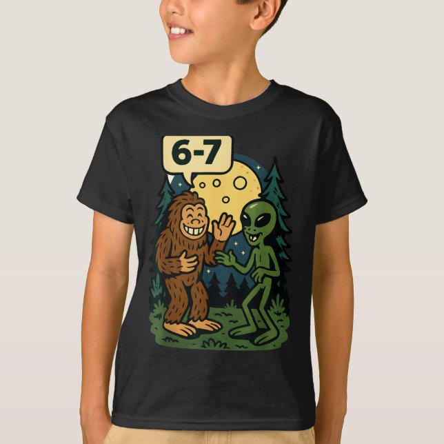 Six Seven Funny Bigfoot And Alien 67 Viral Meme Sa T-Shirt (Front)