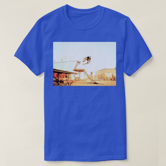 skater extreme stunt using skateboard in extreme o T-Shirt (Design Front)