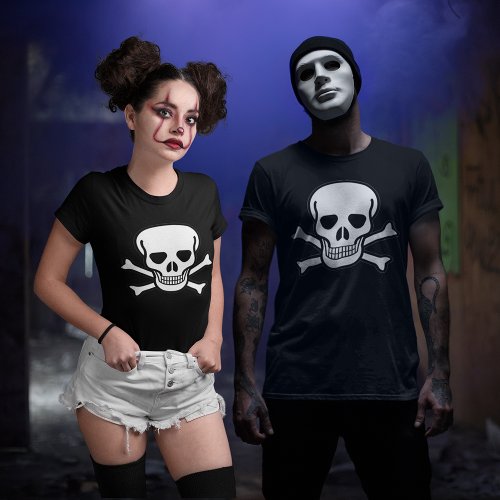 Skull and Crossbones Halloween Dark Unisex T-Shirt