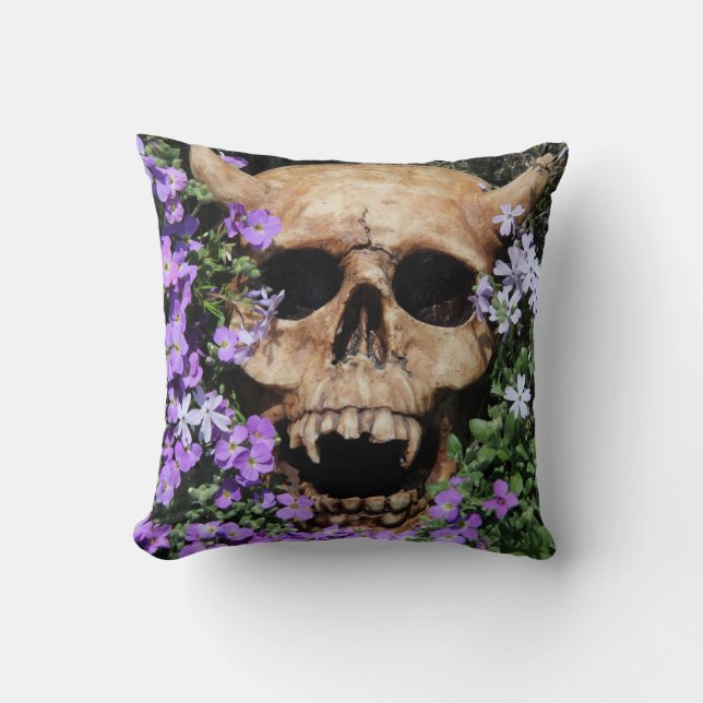 Skull - Gothic / Pillow (Front)