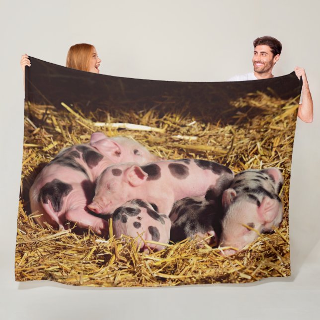 SLEEPY LITTLE PIGLETS FLEECE BLANKET (In Situ)