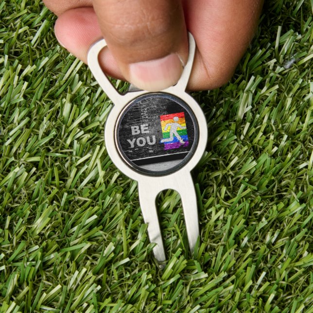 SlipperyJoe's Be You black brick wall walking figu Divot Tool (Insitu 1)