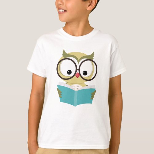 Smart Owl with eyeglasses reading a book T_Shirt