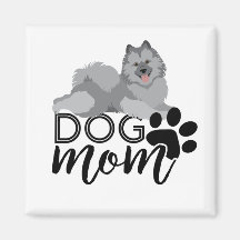 Smiling Keeshond Graphic says Dog Mom