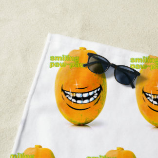 Smiling Pawpaw met 'n Goue Tand Beach Towel