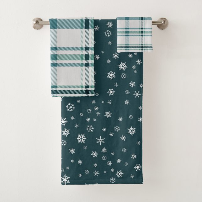 Snowy Holiday Bath Towel Set (Insitu)