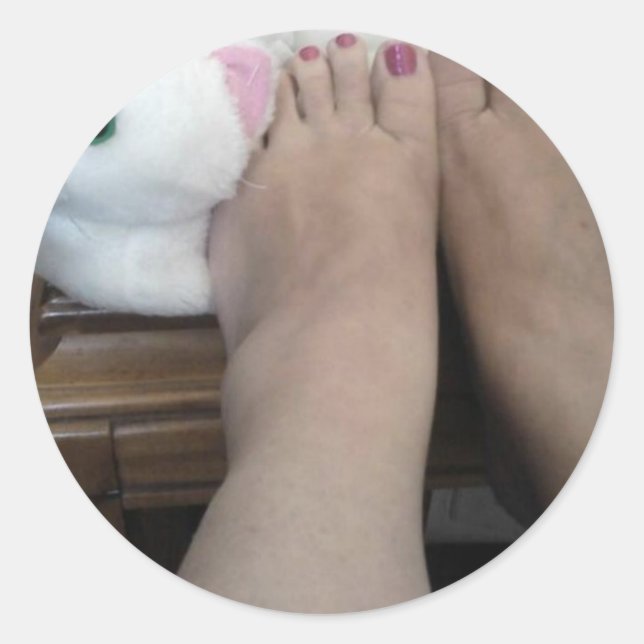 SOFT FUZZY FEET CLASSIC ROUND STICKER (Front)