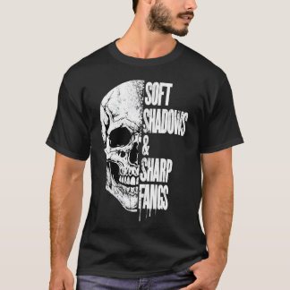 Soft Shadows & Sharp Fangs – Half Skull Grunge Des T-Shirt