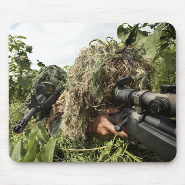Soldiers dressed in ghillie suits mouse pad (Front)