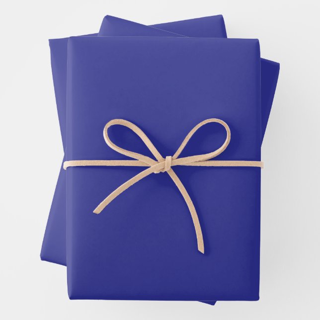 Solid royal blue wrapping paper with a smooth (In situ)