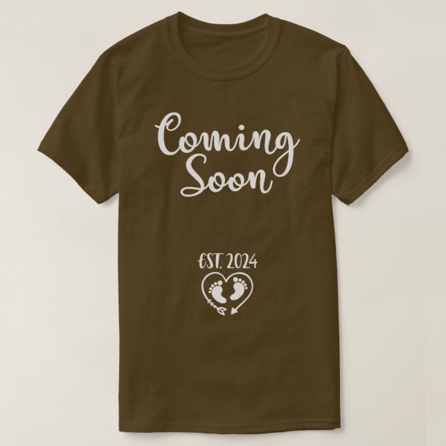 Soon new baby 2024 pregnant mom pregnancy announce T-Shirt (Design Front)