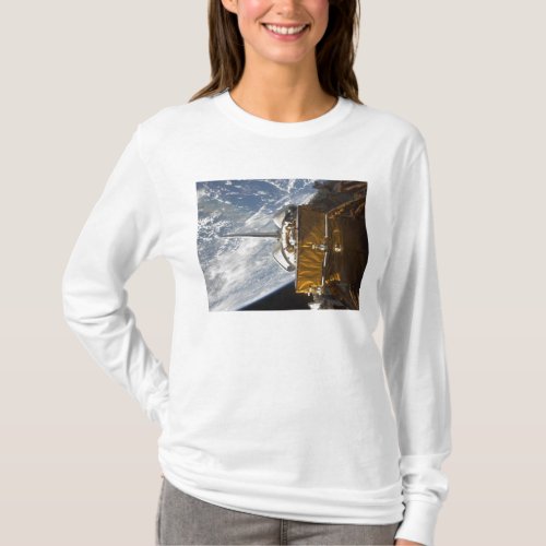 Space Shuttle Atlantis payload bay backdropped T_Shirt
