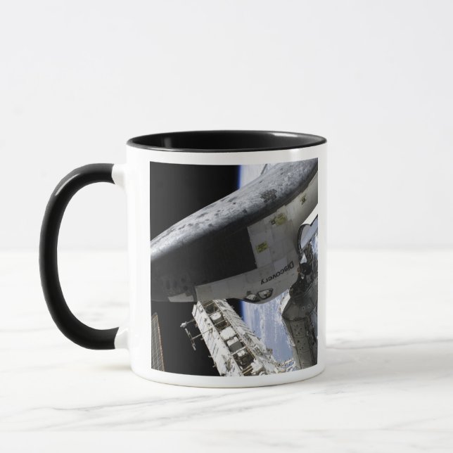 Space Shuttle Discovery docked Mug (Left)