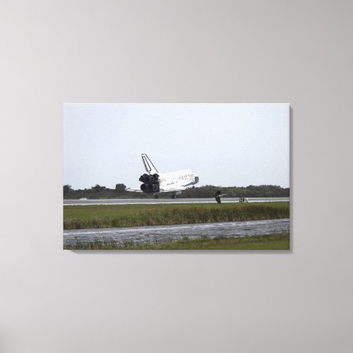 Space Shuttle Discovery touches down Canvas Print