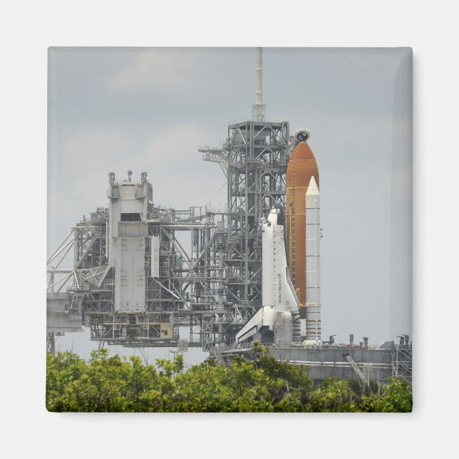 Space Shuttle Endeavour on the launch pad 5 Magnet (Front)