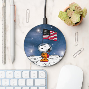 SPACE   Snoopy With Flag Astronaut Wireless Charger