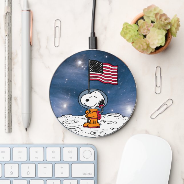 SPACE | Snoopy With Flag Astronaut Wireless Charger (Desk)