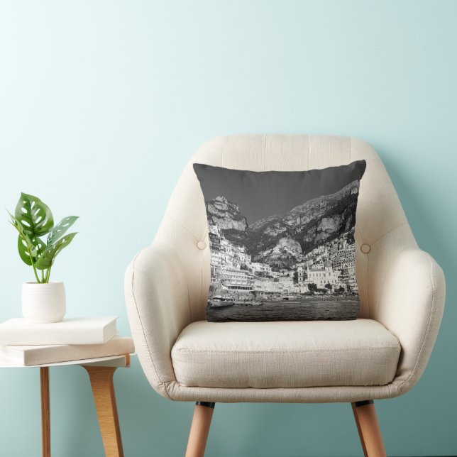 Spiaggia di Positano Marina Grande 2 - BW Throw Pillow (Chair)