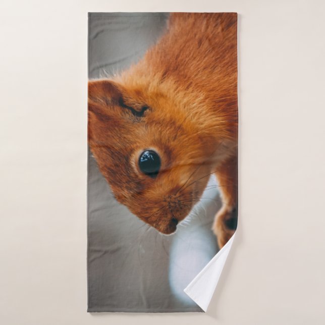 SQUIRREL ON TREE TRUNK BATH TOWEL (Bath Towel)