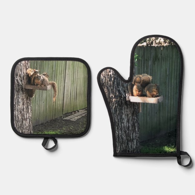 Squirrel Oven Mitt & Pot Holder Set (Front)