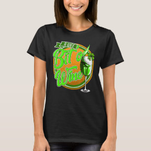 St Patrick's Day A Wee Bit O' Wine Funny Mom Women T-Shirt