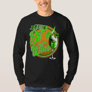 St Patrick's Day A Wee Bit O' Wine Funny Mom Women T-Shirt