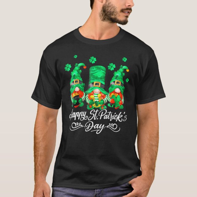 St Patricks Day Gnomes Holing Shamrock Horseshoe I T-Shirt (Front)